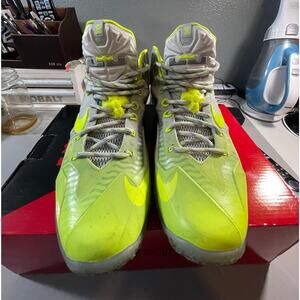 Nike LeBron XI Collection"Maison du LeBron" Size 8.5 683252 074 Metallic
Volt